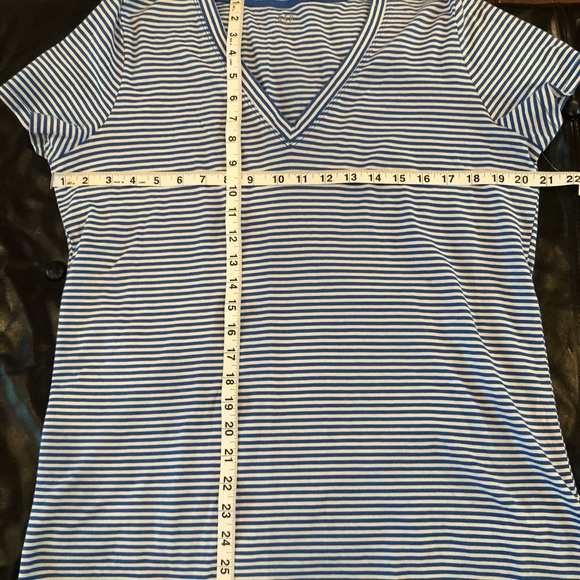 Gap T- Shirt - Picture 2 of 4